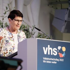 Prof. Dr. Rita Süssmuth beim Abschluss-Plenum "Zusammen in Vielfalt" beim 15. Volkshochschultag 2022 in Leipzig