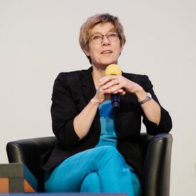 Annegret Kramp-Karrenbauer beim Abschluss-Plenum "Zusammen in Vielfalt" beim 15. Volkshochschultag 2022 in Leipzig