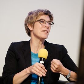 Annegret Kramp-Karrenbauer, Präsidentin des DVV, beim Abschluss-Plenum "Zusammen in Vielfalt" beim 15. Volkshochschultag 2022 in Leipzig