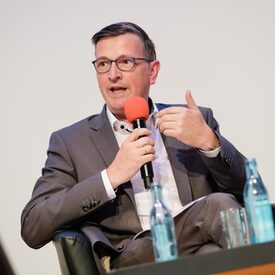 Martin Rabanus, Vorsitzender des DVV, beim Abschluss-Plenum "Zusammen in Vielfalt" beim 15. Volkshochschultag 2022 in Leipzig