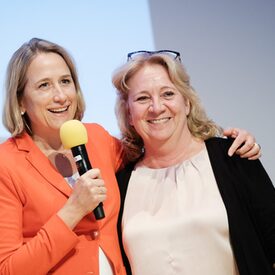 Verbandsdirektorin Julia von Westerholt (l.) dankt Gundula Frieling, stellvertrende Verbandsdirektorin, für ihr Engagement in der Organisation des Volkshochschultages 2022