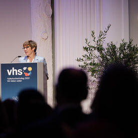 Annegret Kramp-Karrenbauer, Präsidentin des DVV, eröffnet den 15. Volkshochschultag