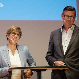 Annegret Kramp-Karrenbauer und Martin Rabanus formulieren auf der Eröffnungsveranstaltung die Politischen Forderungen des 15. Volkshochschultages.
