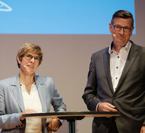 Annegret Kramp-Karrenbauer und Martin Rabanus formulieren auf der Eröffnungsveranstaltung die Politischen Forderungen des 15. Volkshochschultages.