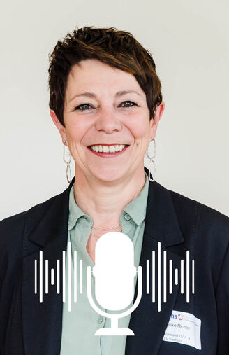 Heike Richter, Leiterin der vhs Leipzig, spricht im Podcast.