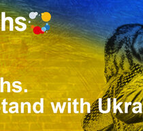 In den Farben der ukrainischen Flagge eingefärbtes Bild zeigt vier Personen von hinten. Ihre Arme in Gemeinschaft verschränkt.