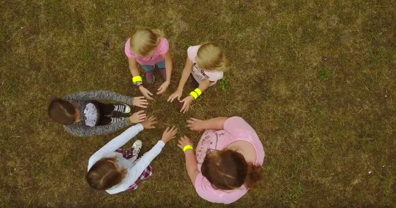 Jugendliche Teilnehmer*innen aus dem Projekt „Handy raus, Film ab” erkären im Video, welche Wünsche sie für ihren Heimatort haben.