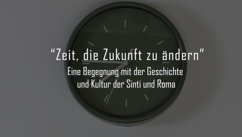 YouTube-Link zum Film "Zeit, die Zukunft zu ändern - Eine Begegnung mit der Geschichte und der Kultur der Sinti und Roma in Schleswig-Holstein", der im Rahmen der Vorhabenwoche 2023 an der Theodor-Storm-Schule in Husum entstanden ist.