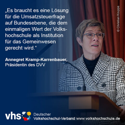Foto der DVV-Präsidentin Annegret Kramp-Karrenbauer. Zitat: „Es braucht es eine Lösung für die Umsatzsteuerfrage auf Bundesebene, die dem einmaligen Wert der Volkshochschule als Institution für das Gemeinwesen gerecht wird.“