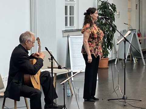 Sängerin Esther Lorenz und Gitarrist Peter Kuhz bei der Veranstaltung "Donna Donna - Eine musikalische Reise durch das Judentum"