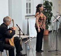 "Donna Donna - Eine musikalische Reise durch das Judentum" mit Sängerin Esther Lorenz und Gitarrist Peter Kuhz am 25.06.2021