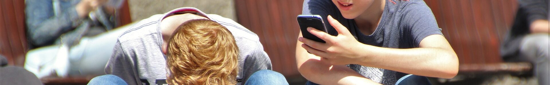 Zwei Jungen mit Smartphone