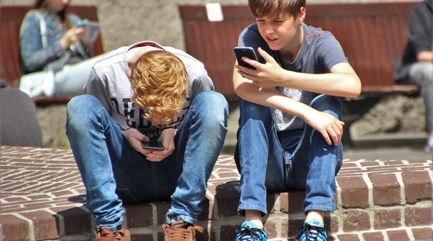 Zwei Jungen mit Smartphone