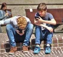 Zwei Jungen mit Smartphone