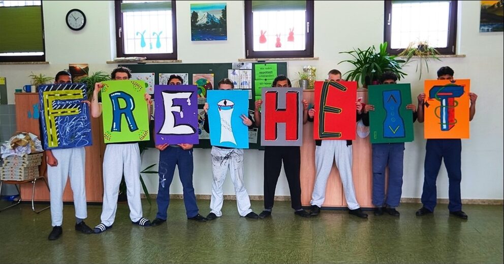 Teilnehmer*innen des Projekts "Freiheit hinter Gittern" der vhs Rupertiwinkel