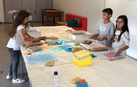 Kinder des talentCAMPus der kvhs Offenbach bei der Arbeit