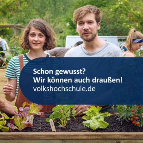 Posting zur Bewerbung des vhs-Kursfinders auf volkshochschule.de. Eine Frau und ein Mann stehen vor einem Gemüsehochbeet. Aufschrift auf dem Bild: "Schon gewusst? Wir können auch draußen! volkshochschule.de